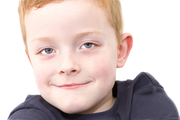Zufriedener kleiner Junge mit einem kleinen Lächeln — Stockfoto