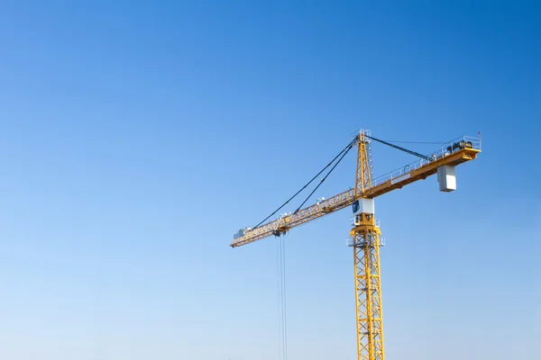 Crane on an indutrial site — Stock Photo, Image