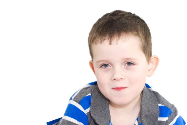 Lächelnder kleiner Junge mit braunen Haaren — Stockfoto