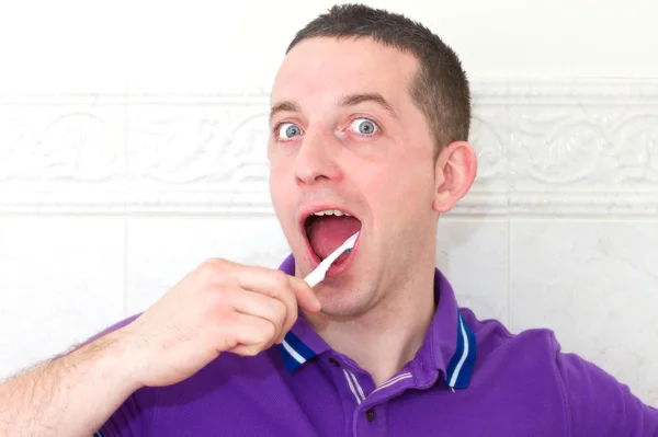 Звичайна людина чистить зуби Ліцензійні Стокові Фото