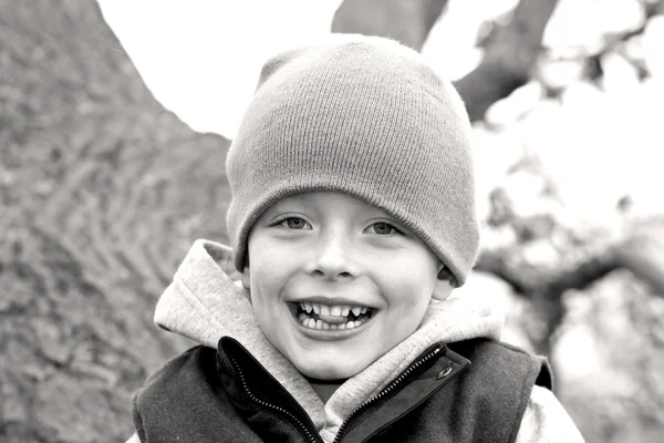 Niño feliz jugando en el parque — Foto de Stock