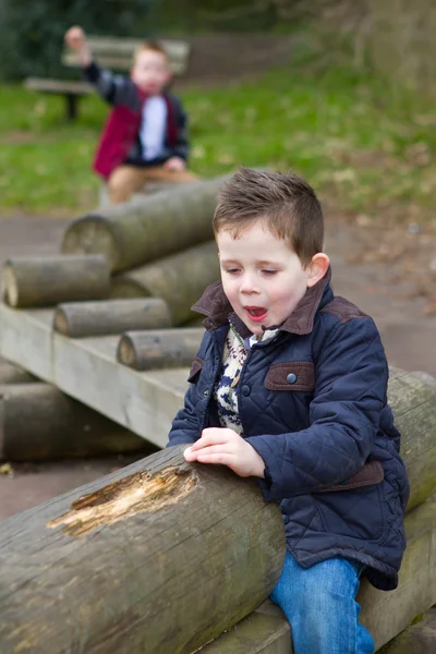 Menino brincando de um parque em uma manhã fria — Fotografia de Stock