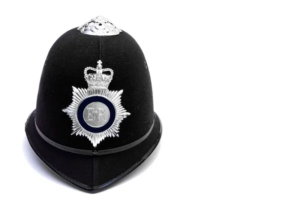 Tradizionale orlo custode della polizia britannica su bianco — Foto Stock