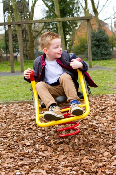 Menino feliz brincando no parque — Fotografia de Stock