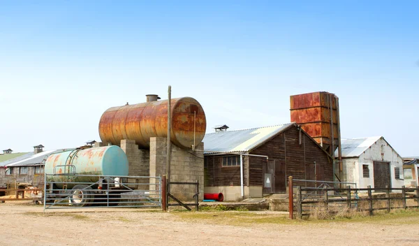 Agricultral machines en gebouwen in een Engelse boerderij scène Stockfoto