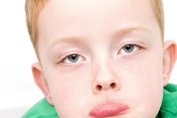 Triste petit garçon avec une expression bouleversée — Photo