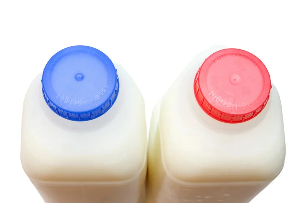Odtłuszczone i pełne tłuszczu mleka, w pojemnikach — Zdjęcie stockowe