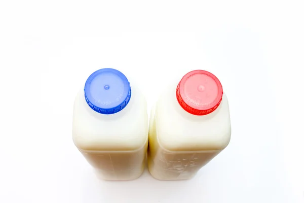 Skummjölk och full fet mjölk i behållare — Stockfoto