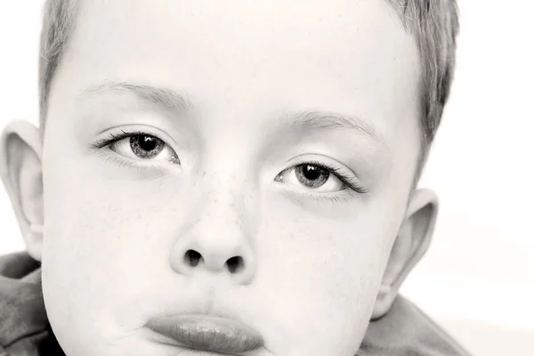Ledsen liten pojke med en upprörd uttryck — Stockfoto