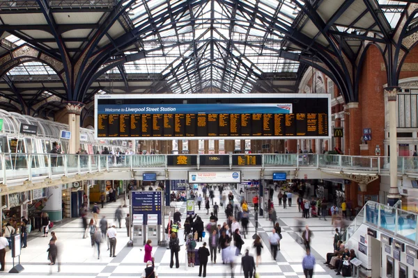 LONDRES - 24 ABR 2013: Vista interior de Liverpool Street, desde — Foto de Stock