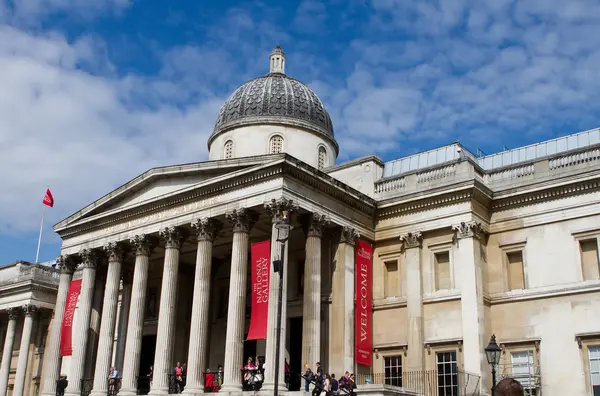 A Galeria Nacional, Londres com um céu azul brilhante — Fotografia de Stock