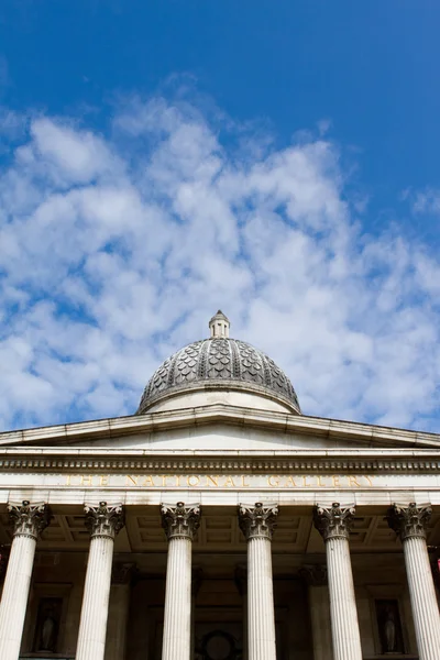 The National Gallery, London with a bright blue sky — Stock Photo, Image