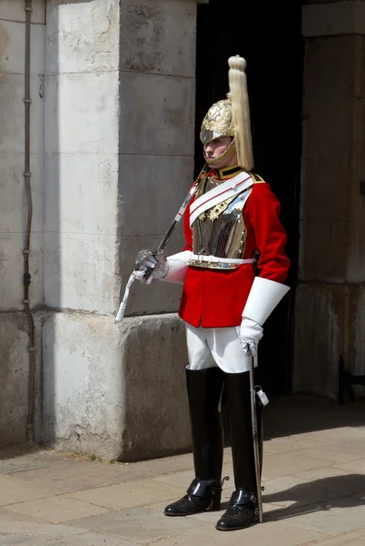 LONDON - APRIL 20: Members of the Household Cavalry on duty at H — Stock Photo, Image