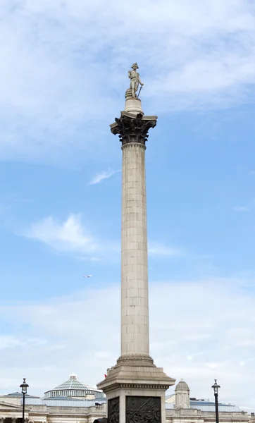 런던의 트라 팔가 광장에 있는 넬슨의 기념비 스톡 사진