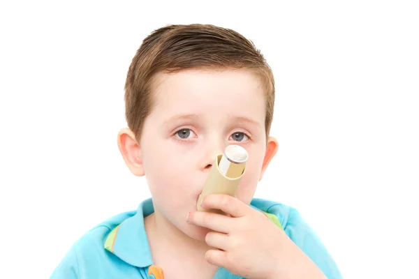 Liten pojke med hans astma pump — Stockfoto