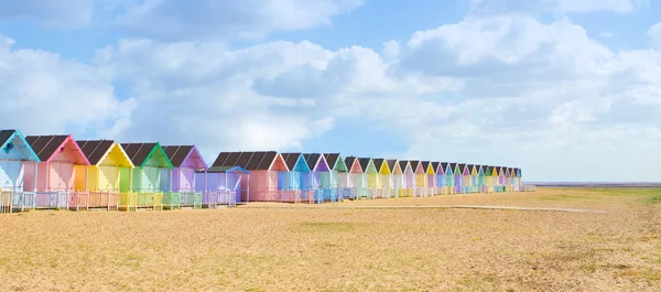 Cabanas de praia britânicas tradicionais em um dia ensolarado brilhante — Fotografia de Stock