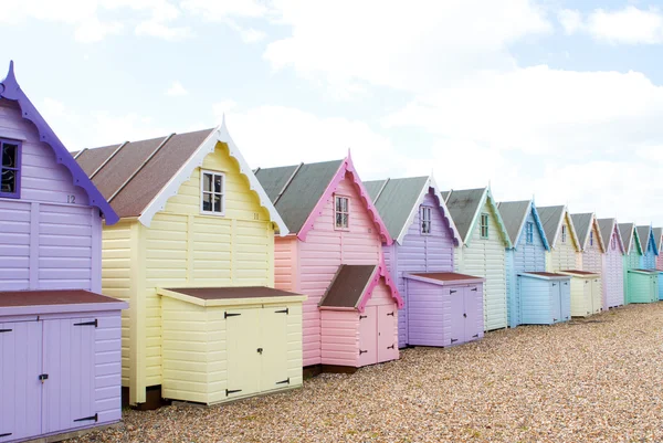 Tradiční britské pláže chaty na jasný slunečný den — Stock fotografie