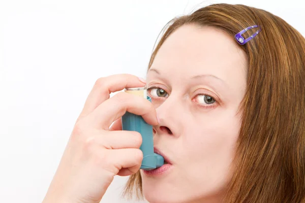 Mulher inalando sua bomba de asma — Fotografia de Stock