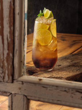 Klasik Küba kokteyli, ahşap bir masada, kopyalama alanı..