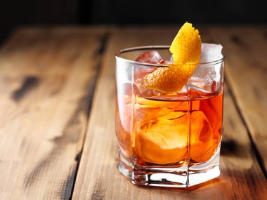 Ahşap bir masada Negroni kokteyli. Boşluğu kopyala.