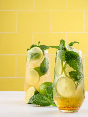 Mojito ya da alkolsüz mojito. Uzun rom. Taze nane, limon suyu, kamış şekeri ve soda..