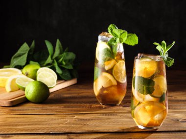 Limonlu, limonlu ve nane şekerli buzlu çay. Boşluğu kopyala.