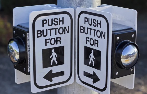 Twee crosswalk knoppen. — Stockfoto