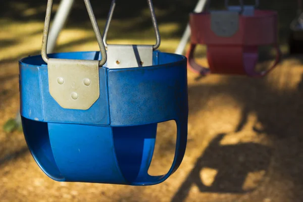 Une balançoire bleue pour enfants — Photo