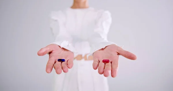 Gekleurde Pillen Handen Van Een Vrouw — Stockfoto