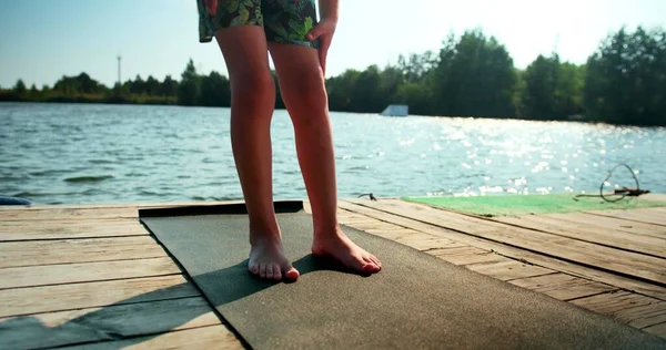 Ноги Детей Берегу Озера — стоковое фото
