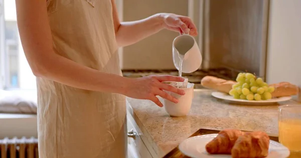 Een Vrouw Bereidt Een Drankje Een Keuken — Stockfoto