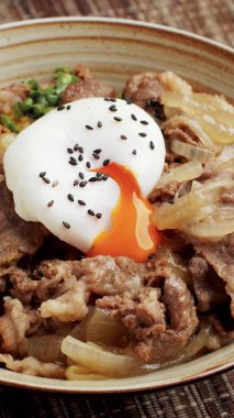 Bir yemekte haşlanmış yumurta fotoğrafı.