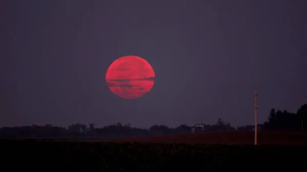 Ett Foto Röd Måne Himlen — Stockfoto
