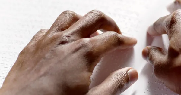 Een Zwarte Man Leest Braille Rechtenvrije Stockafbeeldingen