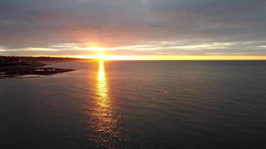 Okyanusta bir gün doğumu