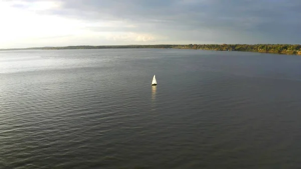 湖の上のボートのエーリアンビュー — ストック写真