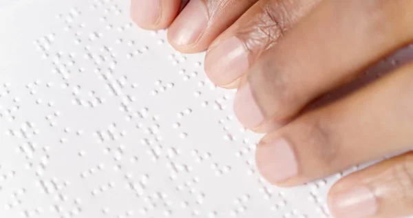 Les Doigts Noirs Lisent Braille — Photo