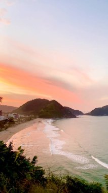 Sahildeki dalgaların fotoğrafı.