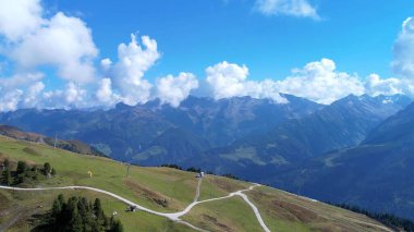 Dağlardaki patikaların havadan görünüşü