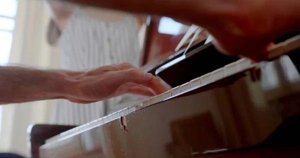 Вид Ззаду Рук Які Грають Піаніно — стокове фото