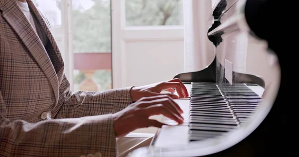 Homem Está Tocando Piano — Fotografia de Stock