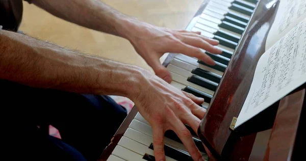 Вид Зверху Рук Які Грають Піаніно — стокове фото