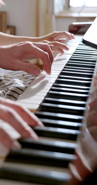Egy Függőleges Fénykép Egy Zongoráról Négy Kézzel — Stock Fotó