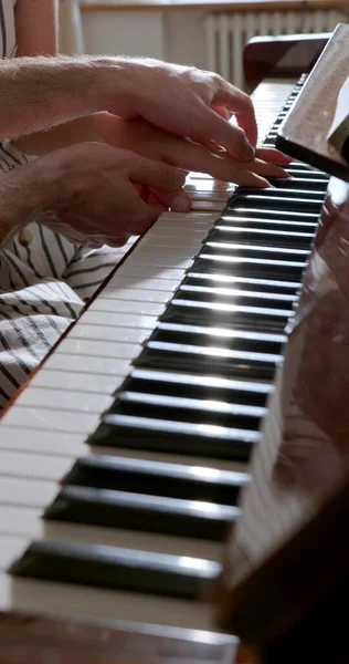 Bir Piyano Dersinin Dikey Fotoğrafı — Stok fotoğraf