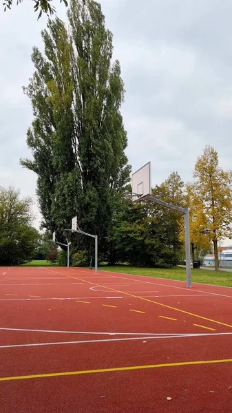 Een Vertikale Foto Van Een Basketbalveld — Stockfoto