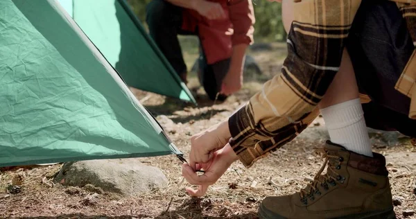 Mannen Zetten Een Tent — Stockfoto