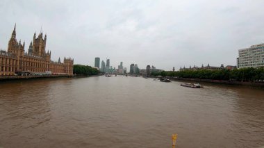 Londra 'daki Thames nehrinin fotoğrafı.