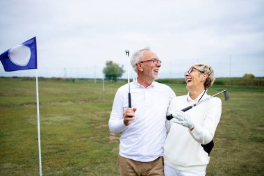 Yaşlıların ya da golfçülerin portresi golf oynayarak emekliliğin tadını çıkarıyor.