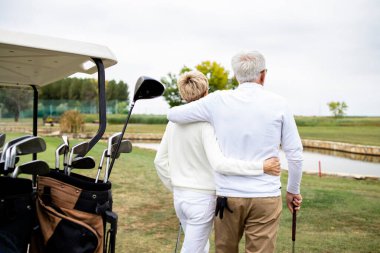 Üst düzey çiftler birlikte golf oynayarak emekliliklerinin tadını çıkarıyorlar..