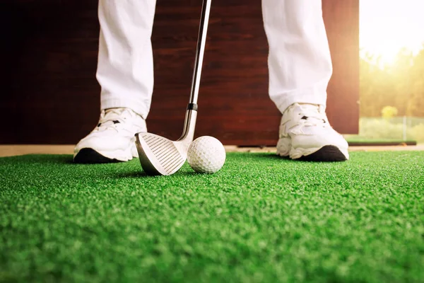 ゴルフ場でボールを打つ準備をするゴルファー — ストック写真